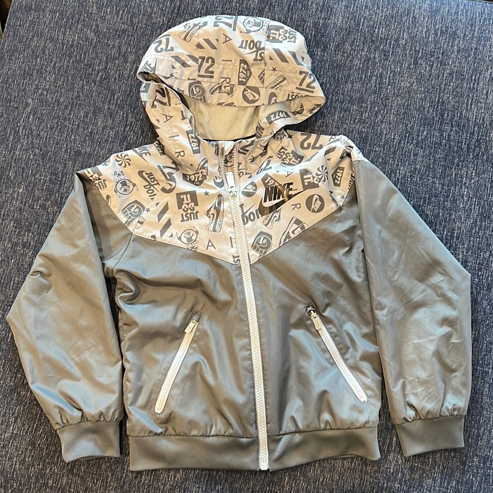 Kids Nike windbreaker with retro sneaker print, size 5/6